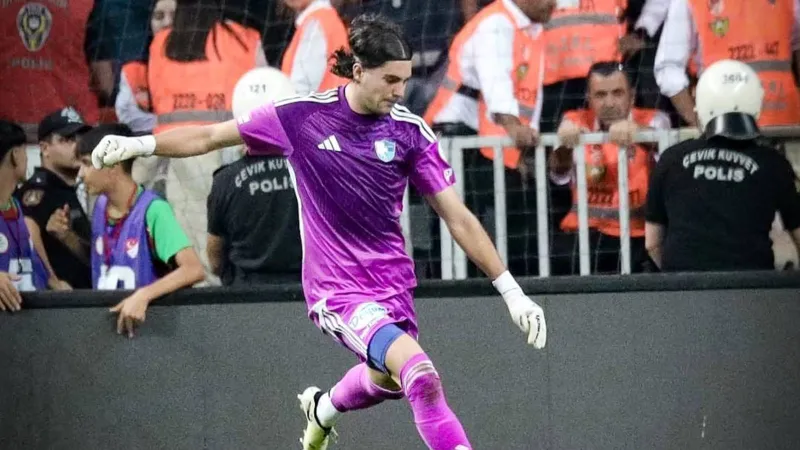 لقطة الموسم في تركيا: حارس مرمى يحتسي الشاي أثناء المباراة! (فيديو)