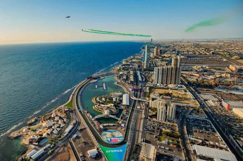 كورنيش جدة يستعد لإستضافة أسرع سباقات السيارات الكهربائية