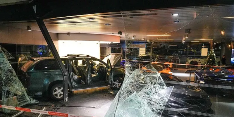 حادث مروع: سائق يقتحم صالة عرض ماكلارين ويتسبب في أضرار كبيرة (فيديو)