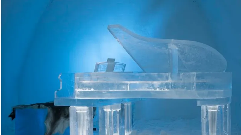 بيانو من الجليد وغرف متجمدة..  تحف من الثلج داخل فندق السويد الساحر (فيديو)