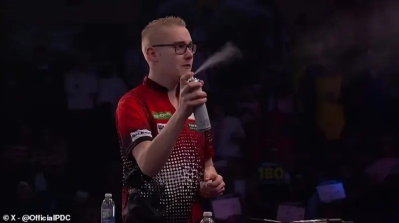 حشرة تسرق الأضواء وتطيح بلاعب أسهم عالمي في مشهد صادم (فيديو)