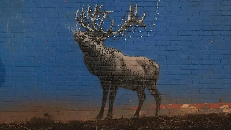 هل عاد بانكسي بعمل جديد؟ غزال الميلاد المضيء يثير الجدل في لندن