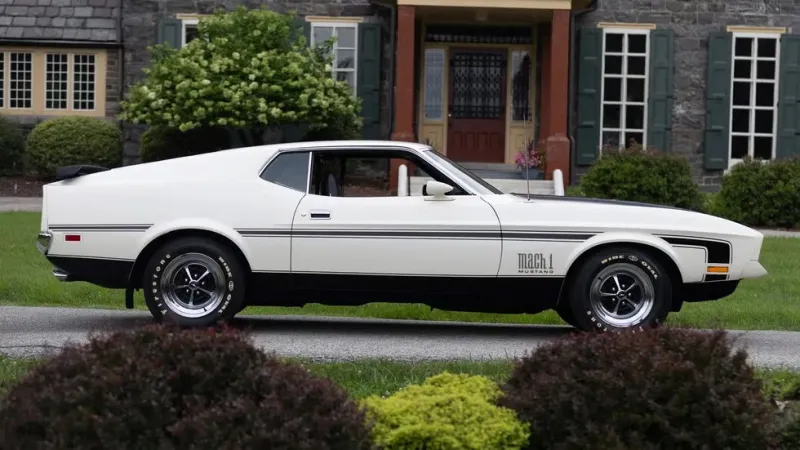 سيارة فورد موستانج ماك 1 موديل 1971 تُعرض للبيع في مزاد علني