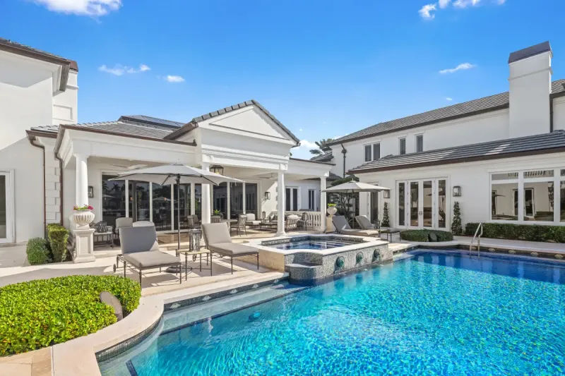 قصر الأحلام في فلوريدا يعود للبيع بسعر قياسي بعد تجديده بالكامل