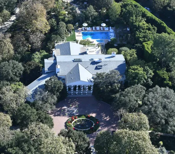 قصر جيف بيزوس الجديد.. فخامة وتصميم فضائي يثير الجدل