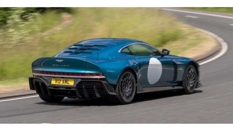 سيارة من 110 فقط في العالم.. غوردون رامزي يقود تحفة أستون مارتن النادرة (فيديو)