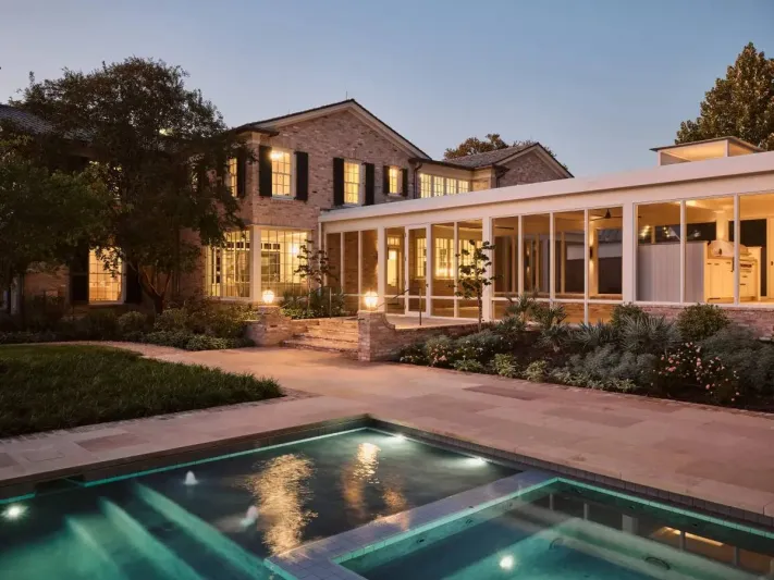 نجمة هوليوود إيما ستون تعرض منزلها للبيع.. فكم بلغ سعره؟