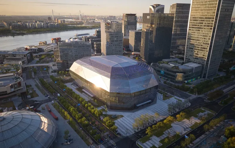 من وحي الأحجار الكريمة.. واجهة مركز تتلألأ بالذكاء الاصطناعي في شنغهاي (صور)