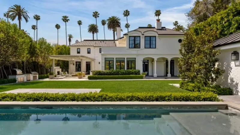 صفقة نادرة في بيفرلي هيلز: قصر براين غولدنر يُباع بأقل من قيمته بـ8 ملايين دولار