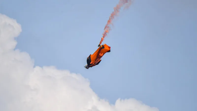 بطل العالم في الطيران بالأجنحة يفارق الحياة في حادث مروّع (فيديو)