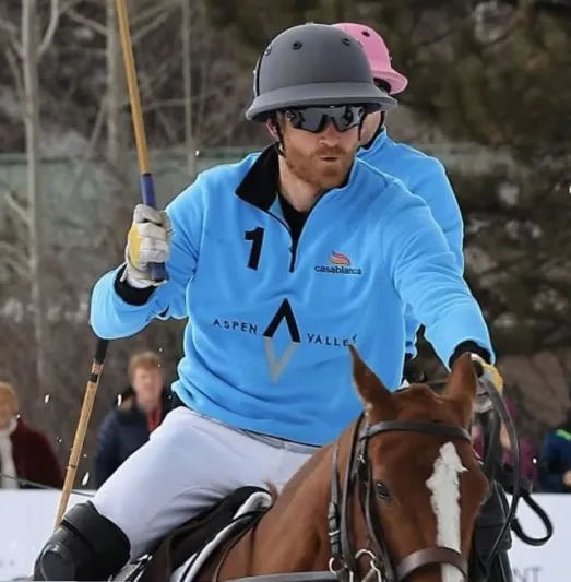 الأمير هاري يستعرض مهاراته في البولو وسط أجواء كولورادو الثلجية (فيديو)