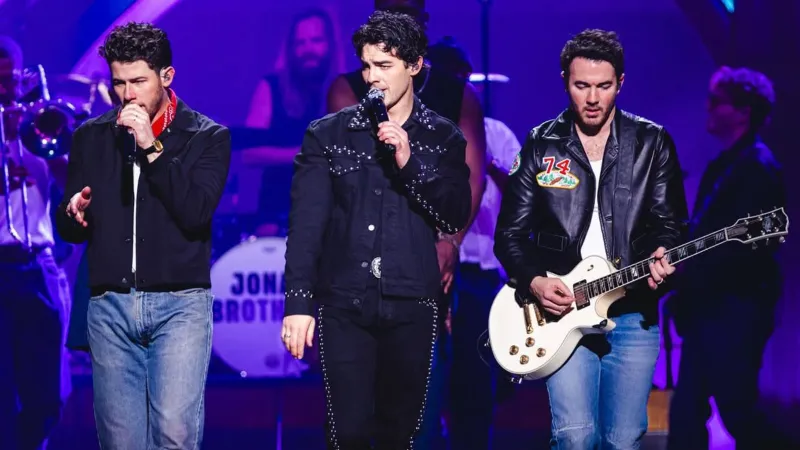 ختام مؤثر لجولة جونس براذرز.. دموع وسحر موسيقي في بروكلين (فيديو)