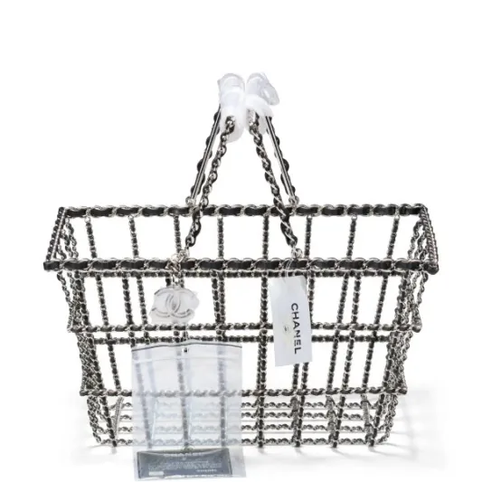 حقيبة شانيل على شكل سلة تسوق تحطم الرقم القياسي.. كم بلغ سعرها؟