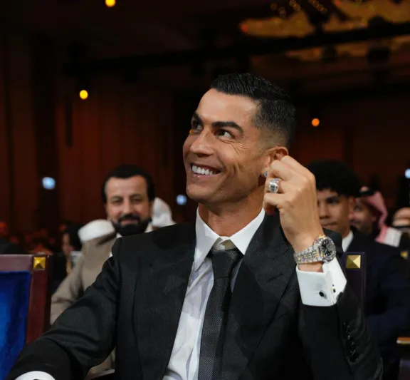 رونالدو يسرق الأضواء في دبي بساعة فاخرة من باتيك فيليب