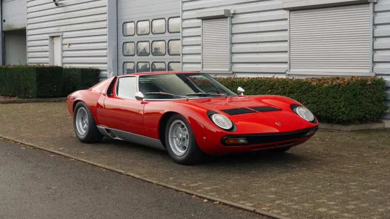 أيقونة السبعينيات تعود للأضواء.. لامبورغيني ميورا SV نادرة تترقب مزاد باريس 2026