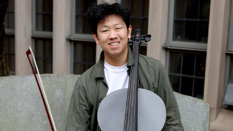 طالب أمريكي يبتكر نسخة حديثة من التشيلو بتقنية الطباعة ثلاثية الأبعاد