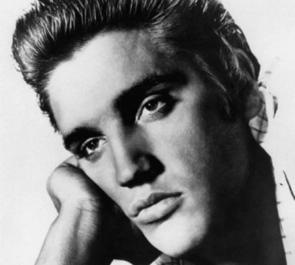 بعد نصف قرن.. تقرير جديد يكشف سببًا صادمًا لوفاة إلفيس بريسلي