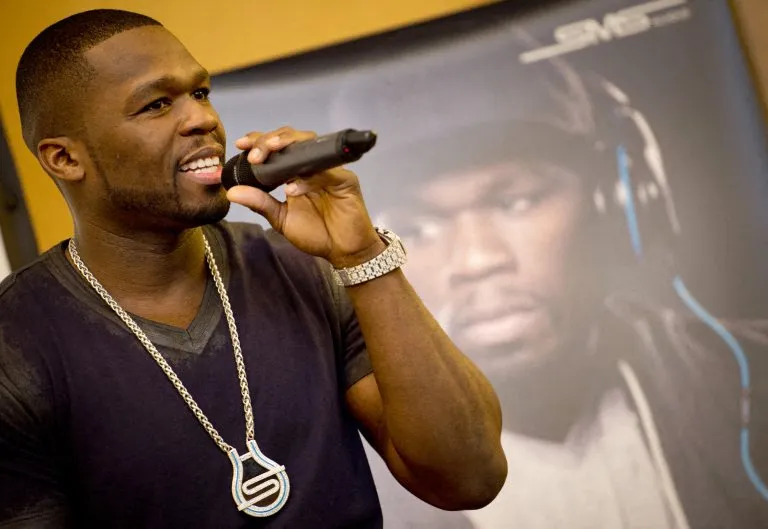 بعد تصدر عمله المشاهدات عالميًا… فيفتي سنت يخلّد نجاحه بساعة نادرة