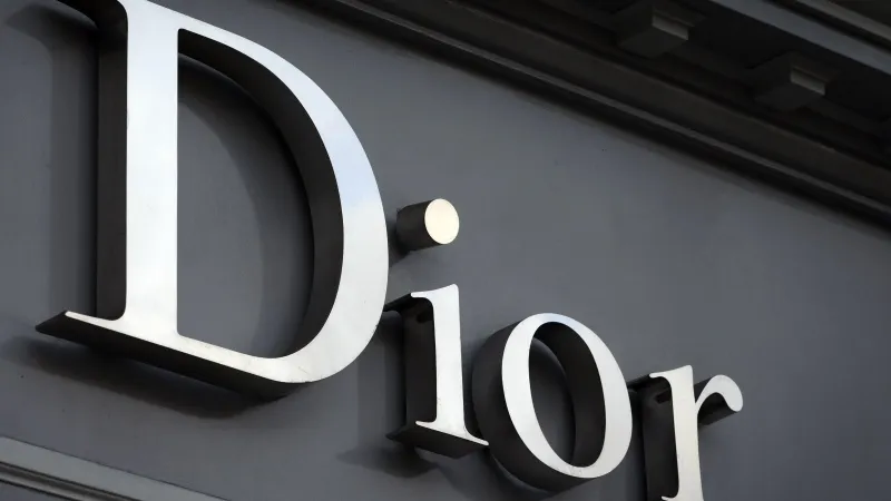 إصدار محدود من ديور يجسد السحر والأناقة في موسم الأعياد