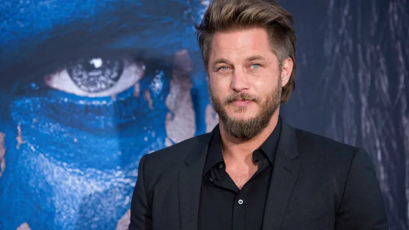 بطل مسلسل Vikings يتألق بالزي السعودي في صحراء حائل (فيديو)