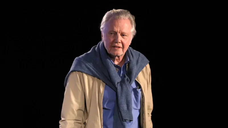 في عيد ميلاده الـ80.. كم تبلغ ثروة الفنان جون فويت والد أنجلينا جولي؟