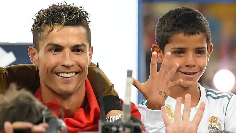 رونالدو يرد على سؤال: من هي والدة ابنه كريستيانو جونيور؟