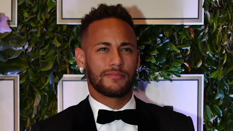 هل خدع جيرارد بيكيه جماهير برشلونة بهذه الصورة مع نيمار؟ دينيس سواريز يكشف