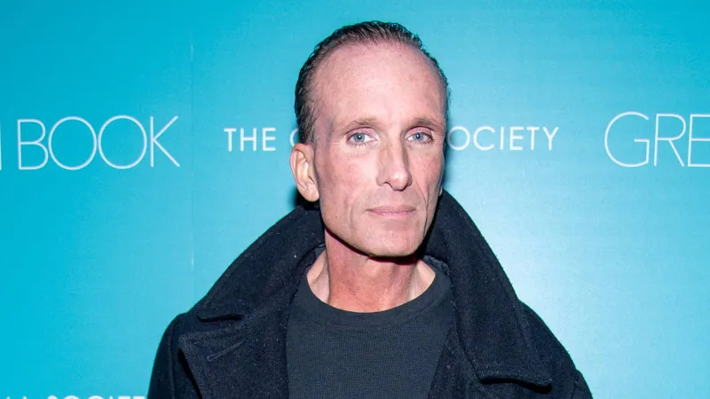 وفاة مفاجئة في قلب منزله.. بيتر غرين يرحل عن عمر 60