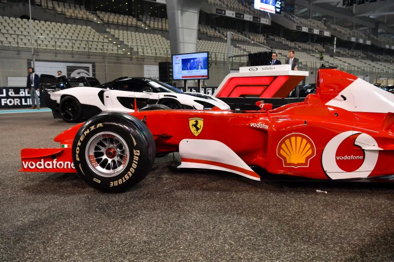 سيارة فاخرة تتحدى العاصفة.. ماكلارن سينا في شوارع مالطا الغارقة (فيديو)