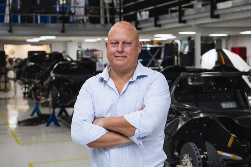 رئيس كوينغسيج يترك السيارات الخارقة ويعتمد على GR ياريس العملية (فيديو)