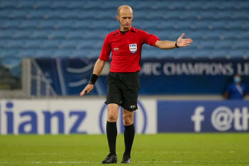 الأردني أدهم المخادمة يدير مباراة السعودية وعُمان في كأس العرب 2025.. فمن هو؟