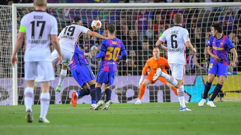 فرانكفورت ينهار دفاعياً وهجومياً.. هل ينجو أمام برشلونة؟