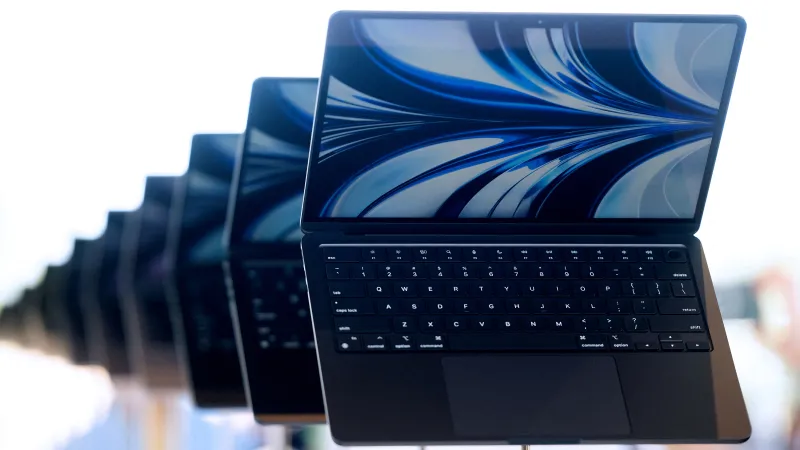 تغيير جذري لماك بوك 2026.. هل تدعم الشاشة اللمس أخيراً؟