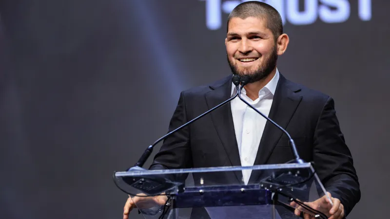 حبيب نورمحمدوف يتألق بساعة "أوديمار بيغيه رويال أوك" في دبي