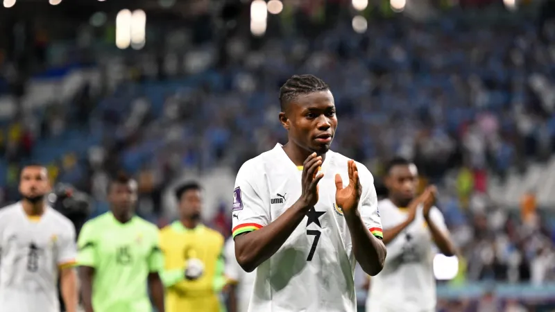 من منتصف الملعب.. الجناح الغاني لفريق ليستر سيتي يسجّل هدف الموسم (فيديو)