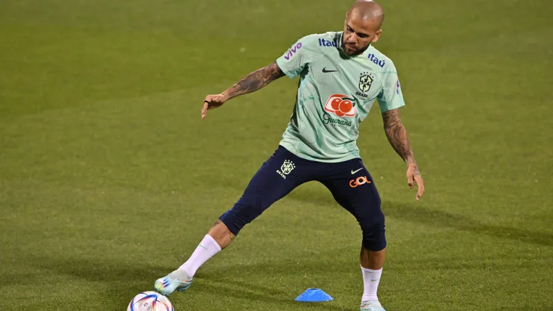 بعد غياب 3 أعوام.. داني ألفيش يستعد للعودة إلى كرة القدم من بوابة غير متوقعة