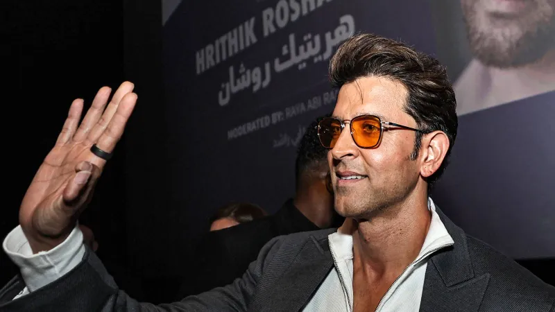 هريثيك روشان يرقص مع ابنيه ويخطف الأنظار خلال زفاف عائلي (فيديو)