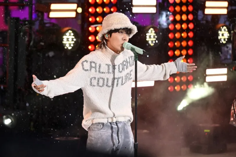 بأسلوب جريء.. J-Hope يقود موضة الكيبوب في 2025