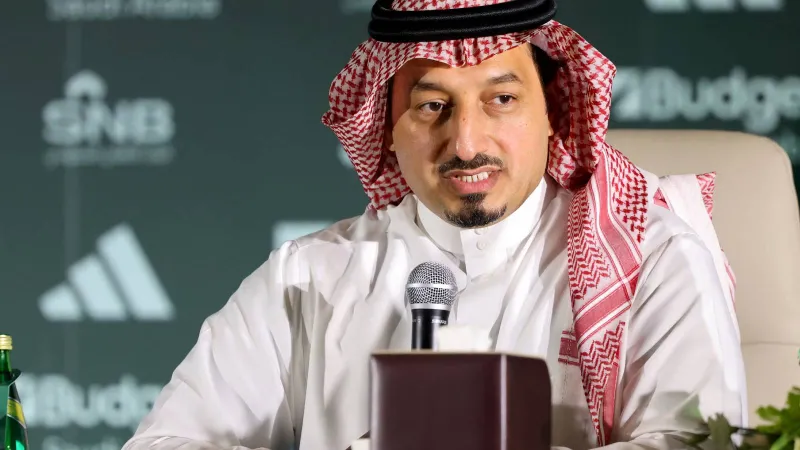 رئيس الاتحاد السعودي يشارك المشجعين حماسهم قبل مواجهة الأردن في كأس العرب (فيديو)