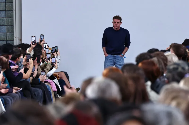 من الأزياء إلى أسلوب الحياة: جوناثان أندرسون يرسم ملامح جديدة للفخامة