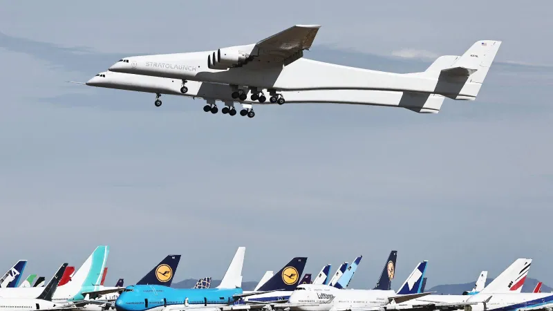 شاهد أكبر طائرة في العالم تحلق.. حجمها يفوق ملعب كرة القدم (فيديو)