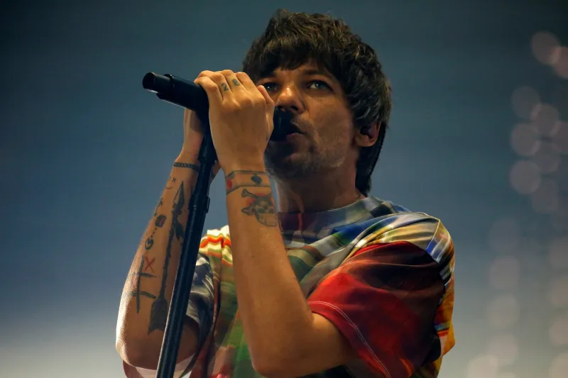 في عيد ميلاده الـ 34..كم تبلغ ثروة لويس توملينسون؟