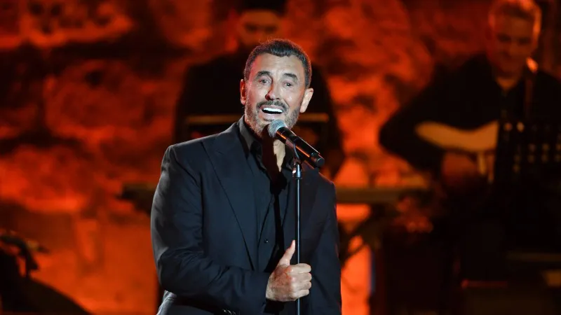 كاظم الساهر بين الجماهير بملعب مباراة العراق والأردن (فيديو)