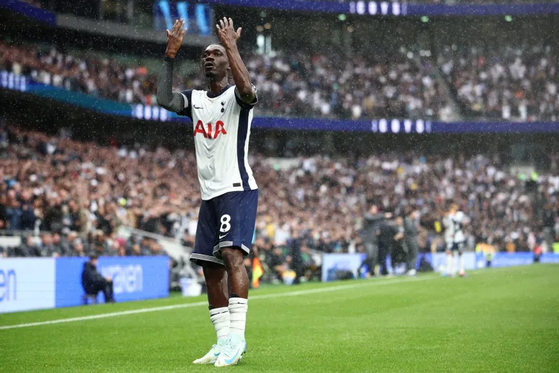 توتنهام يحقق مع بيسوما بعد اتهامه مجددًا باستنشاق "غاز الضحك" (فيديو)