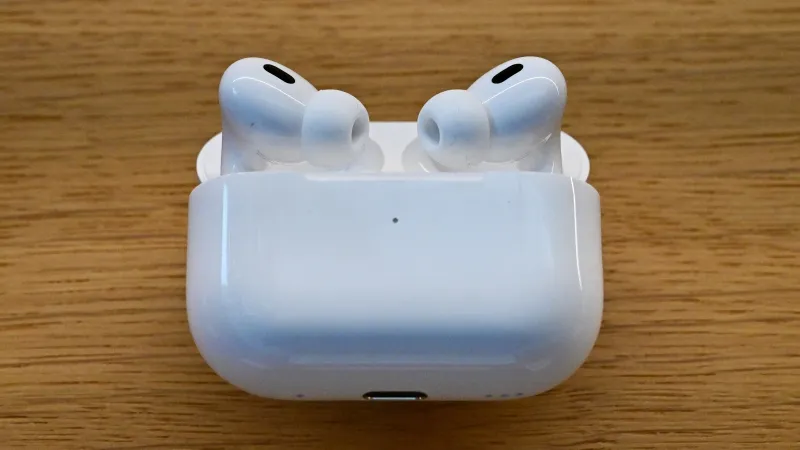 iOS 26 يقدّم حلاً ذكيًا لمشكلة تبدّل الصوت التلقائي في AirPods