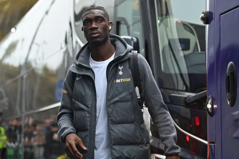  إيف بيسوما يعتذر بعد واقعة "غاز الضحك" (فيديو)