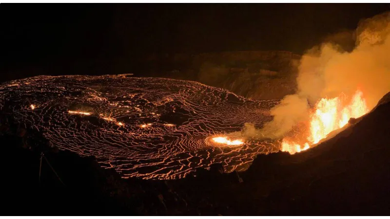 لحظة ثوران بركان كيلاويا في هاواي: يقذف الحمم 425 مترا في الهواء (فيديو)