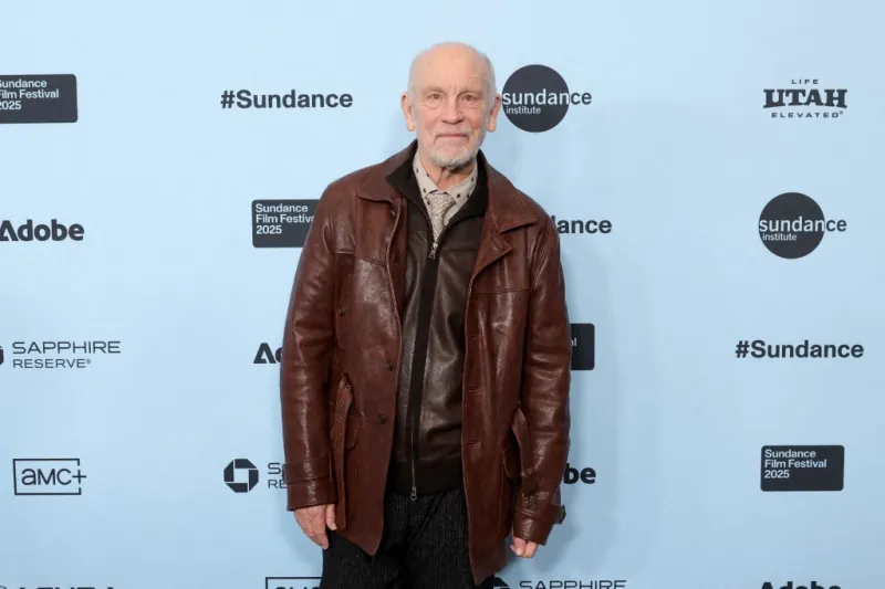 جون مالكوفيتش يحتفل بعيده الـ72… مسيرة استثنائية وحياة مليئة بالدراما والإبداع