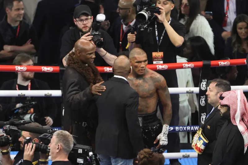 كريس يوبانك جونيور يعلن اعتزال الملاكمة مؤقتًا.. ما القصة وراء القرار المفاجئ؟