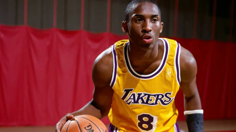 كرة بطولة كوبي براينت تباع برقم قياسي في مزاد رقمي